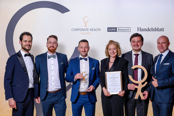 Corporate Health Award / Gruppenbild mit Urkunde und dem Award 
