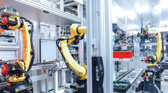 Automatisierte Produktionslinie mit Industrierobotern 