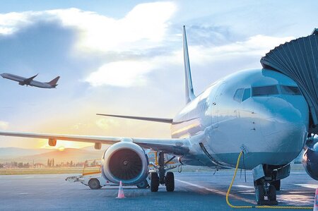 Passagierflugzeug am Flughafen als Beispiel für zivile Luftfahrt
