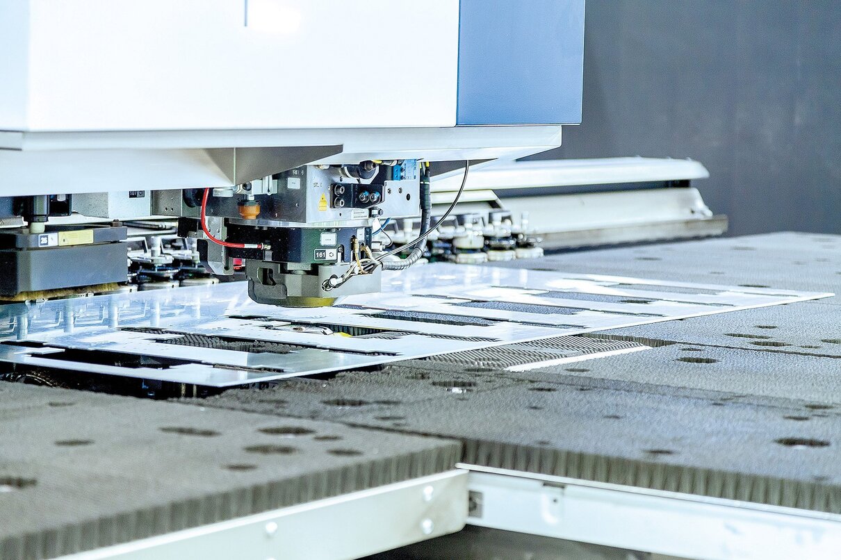 Automatisierte Stanzmaschine, die Metallbleche präzise bearbeitet