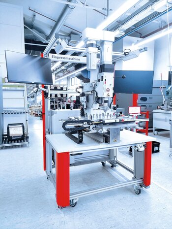 Industrielle Einpressmaschine in der Produktion 