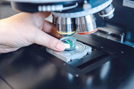 Counterfeitanalyse und Plagiatsprüfung mit optischer mikroskopischer Untersuchung eines Bauteils unter dem Mikroskop zur Überprüfung auf Echtheit und Funktion.