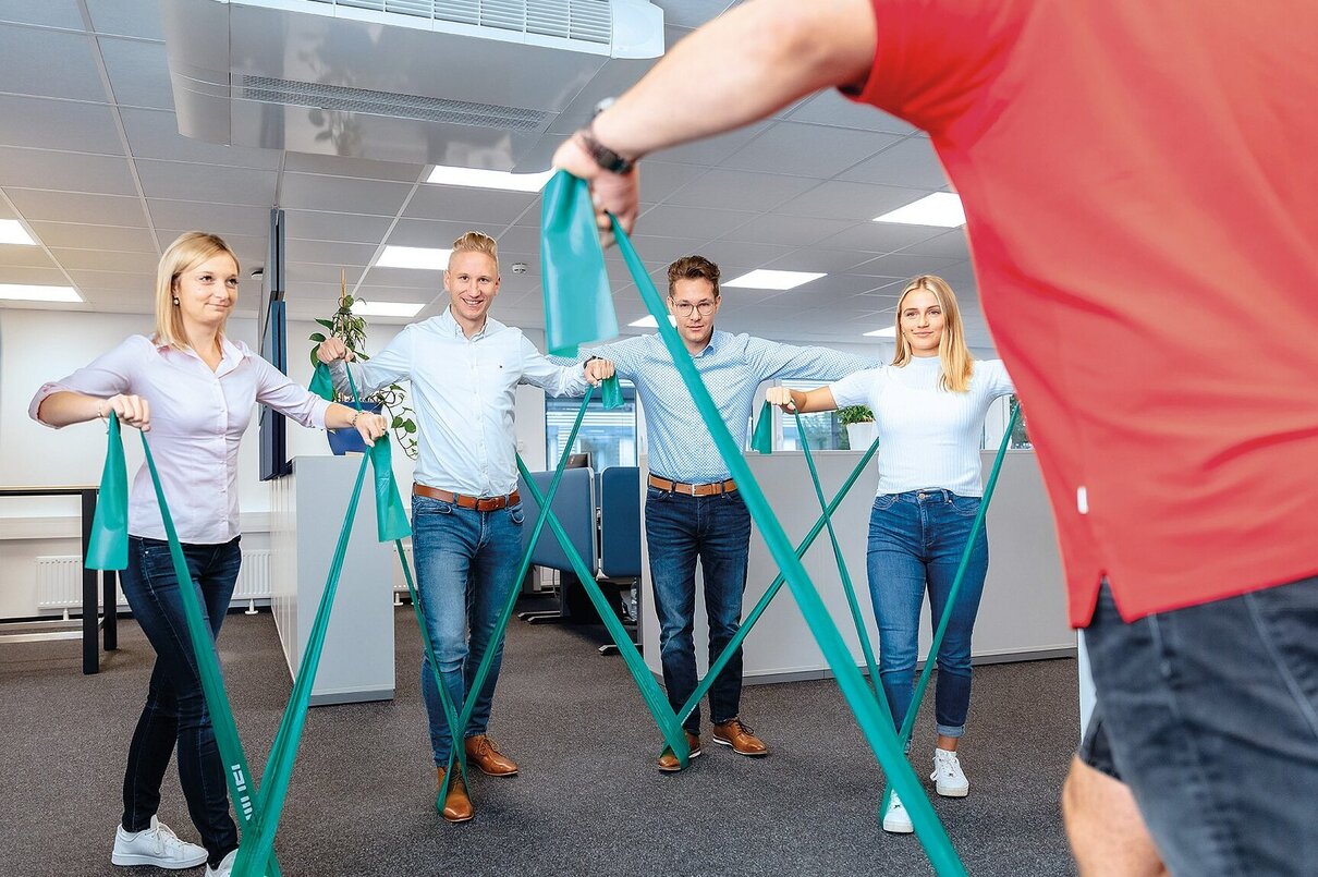Mitarbeiter aus dem Büro bei einer Bewegungspause 