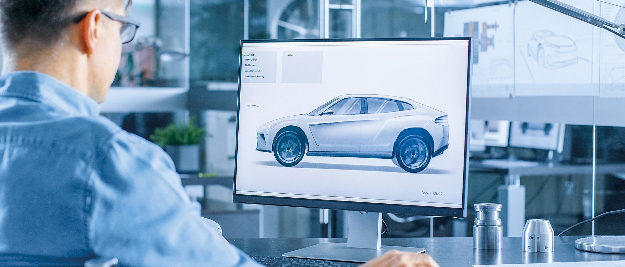 Computerbildschirm zeigt 3D-Design eines modernen Autos.