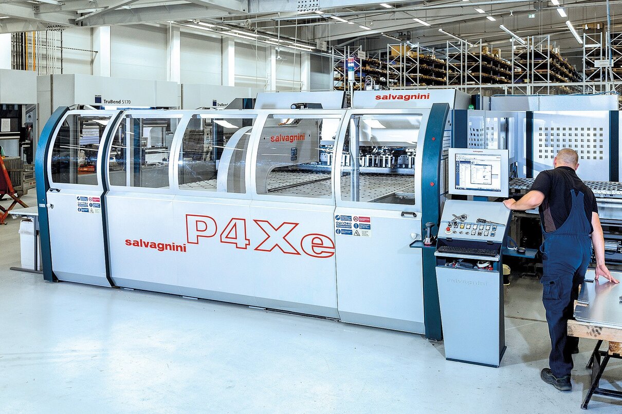 CNC-Maschine in einer Produktionshalle