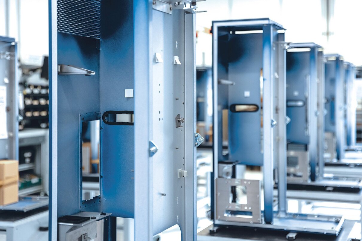 Metallgehäuse in einer Produktionshalle, vorbereitet für die Montage von Maschinenkomponenten