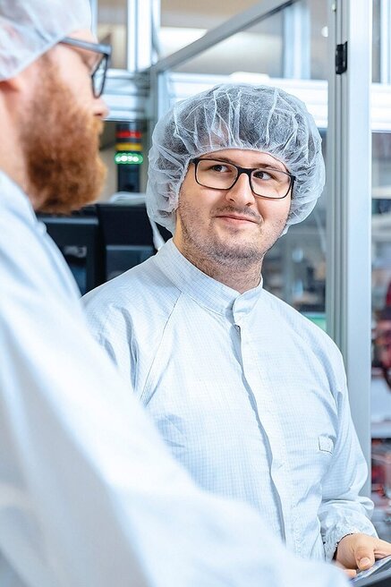 Zwei Mitarbeiter im Sauberraum der Zollner Elektronik AG.