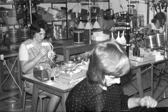 Mitarbeiterinnen beim Fertigungsbeginn im alten Elektrogeschäft 1970