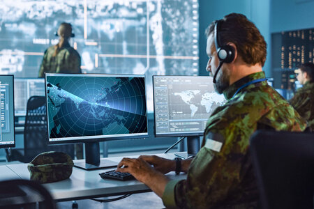 Militärische Kommandozentrale mit Monitoren zur Luftfahrt- und Verteidigungsüberwachung