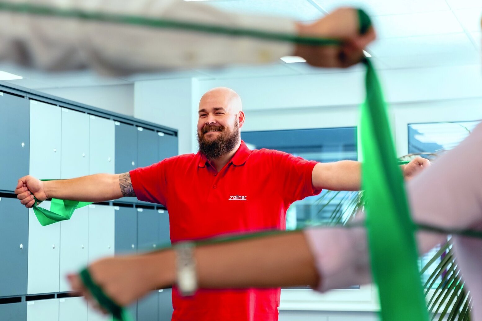 Mitarbeiter der Zollner Elektronik AG nehmen an einem Fitnesskurs zur betrieblichen Gesundheitsförderung teil.
