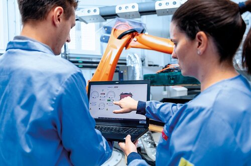 Produktionsmitarbeiter beim Simultaneous Engineering.