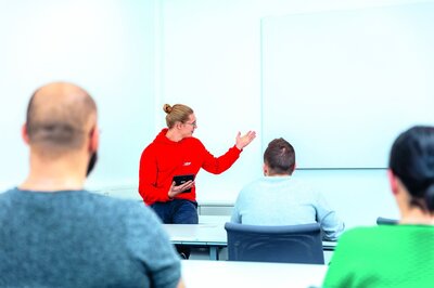 Schulung für Handlöten, Reparaturlöten und Heißgasstationen im Trainingscenter der Zollner Elektronik AG mit Trainerin und Teilnehmenden