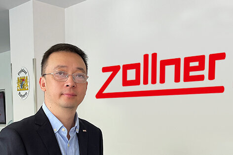 Mitarbeiter aus China steht vor dem Zollner-Logo 
