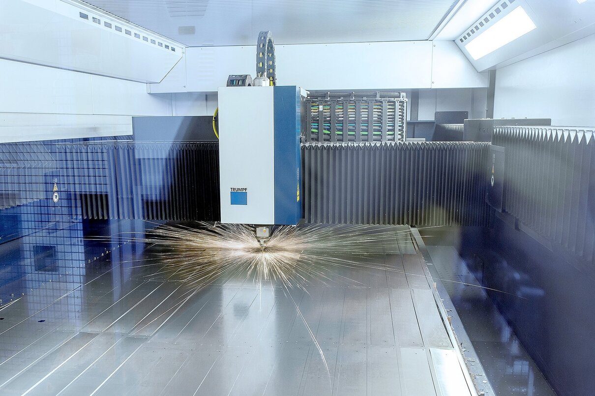 Industrielle Laserschneidmaschine bei der Bearbeitung von Metall