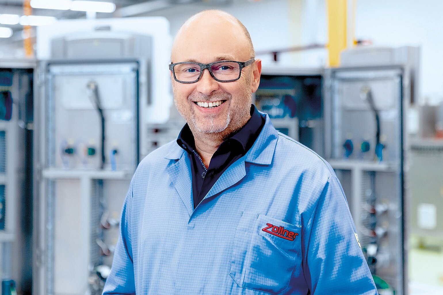 Mitarbeiter der Zollner Elektronik AG vor Schaltschränken in der Produktion.
