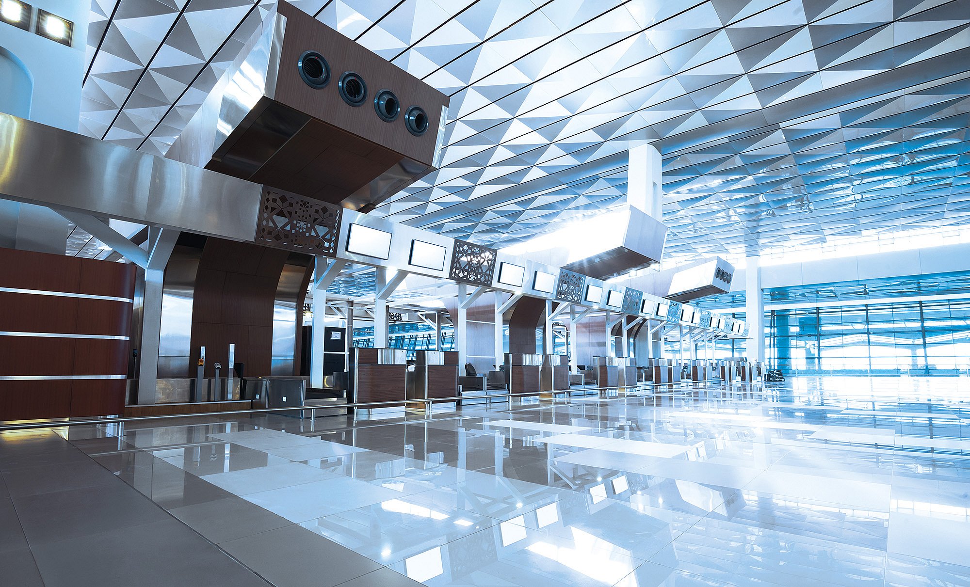 Automatisierte Check-in-Schalter in moderner Flughafeninfrastruktur