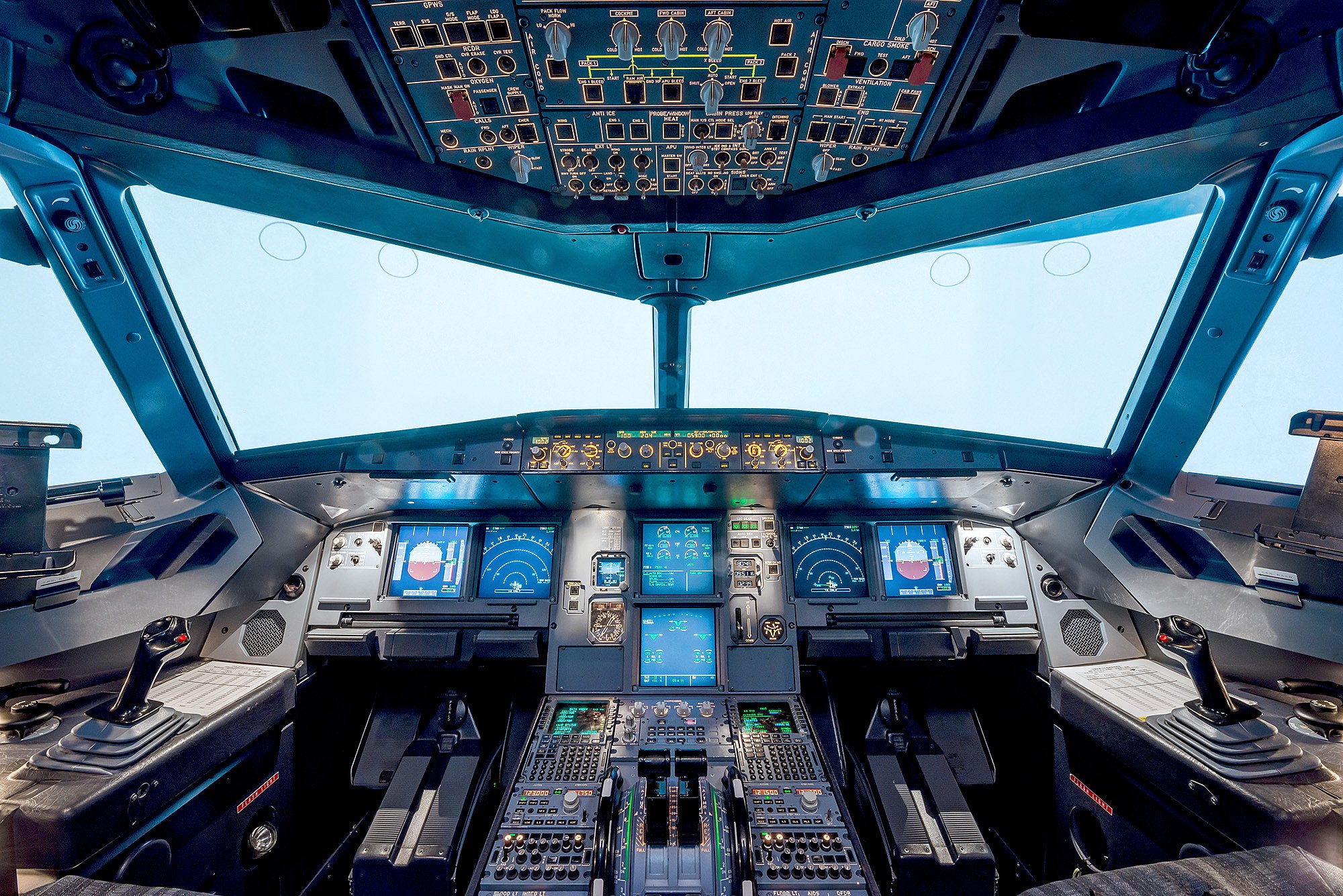 Cockpit moderner Verkehrsflugzeuge mit Steuer- und Anzeigeinstrumenten.