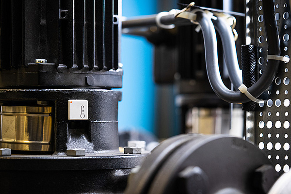 Elektromotor mit Kabelanschlüssen und Metallkomponenten 